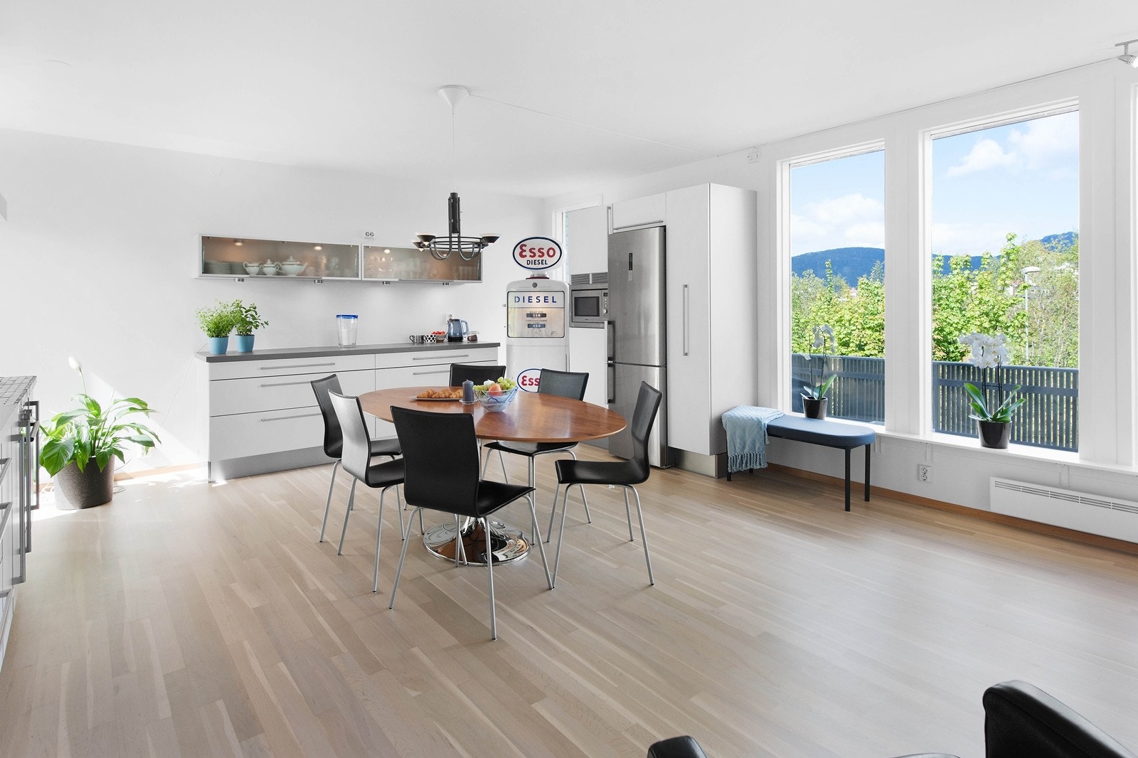 Kjøkkenet er av god størrelse med store vindusflater og peis - Nypusset gulv mai 2019 - Utgang til hagen Galleribilde