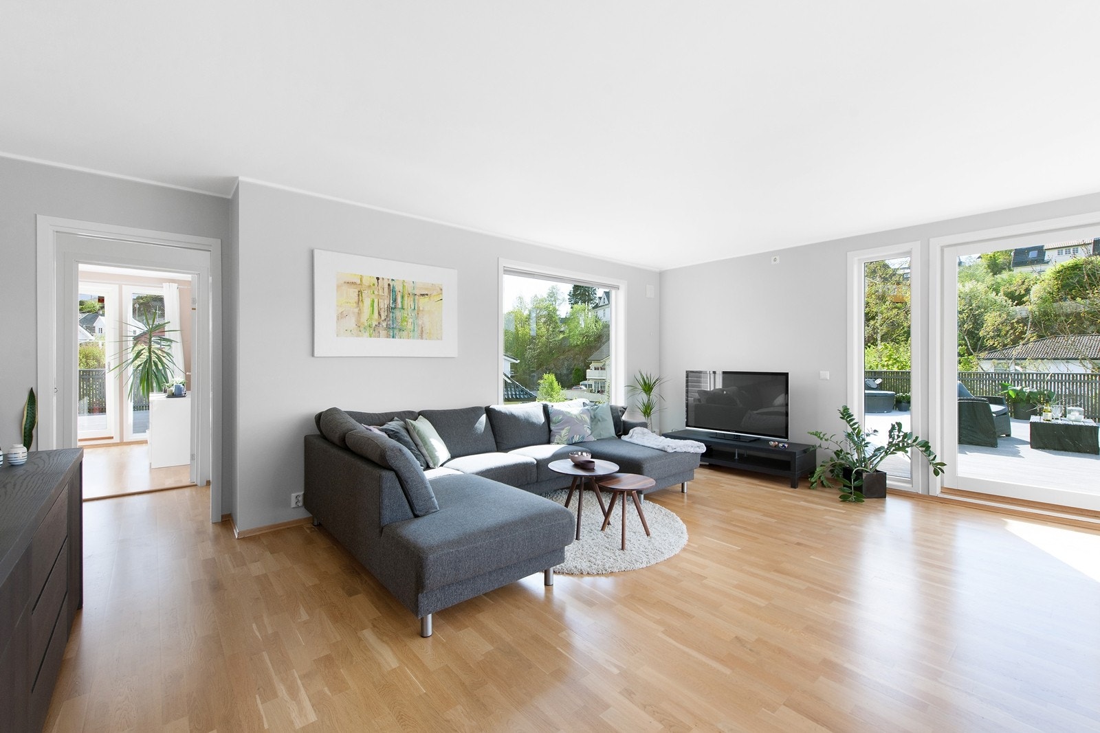 Pen, åpen og luftig stue i 2.etasje med store vindusflater og utgang til terrasse Galleribilde