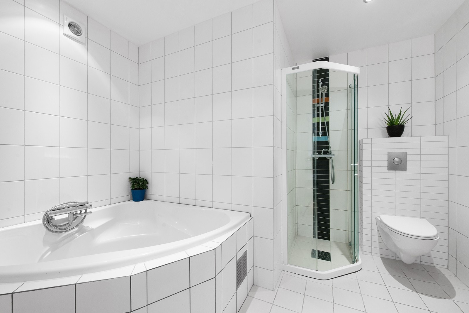 Pent helfliset bad i hoveddelen med badekar Galleribilde