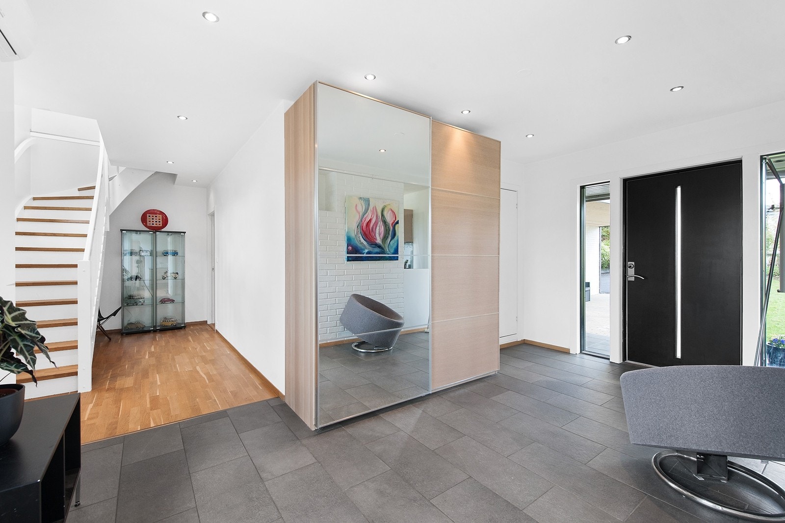 Åpen og romslig entré med fliser Galleribilde