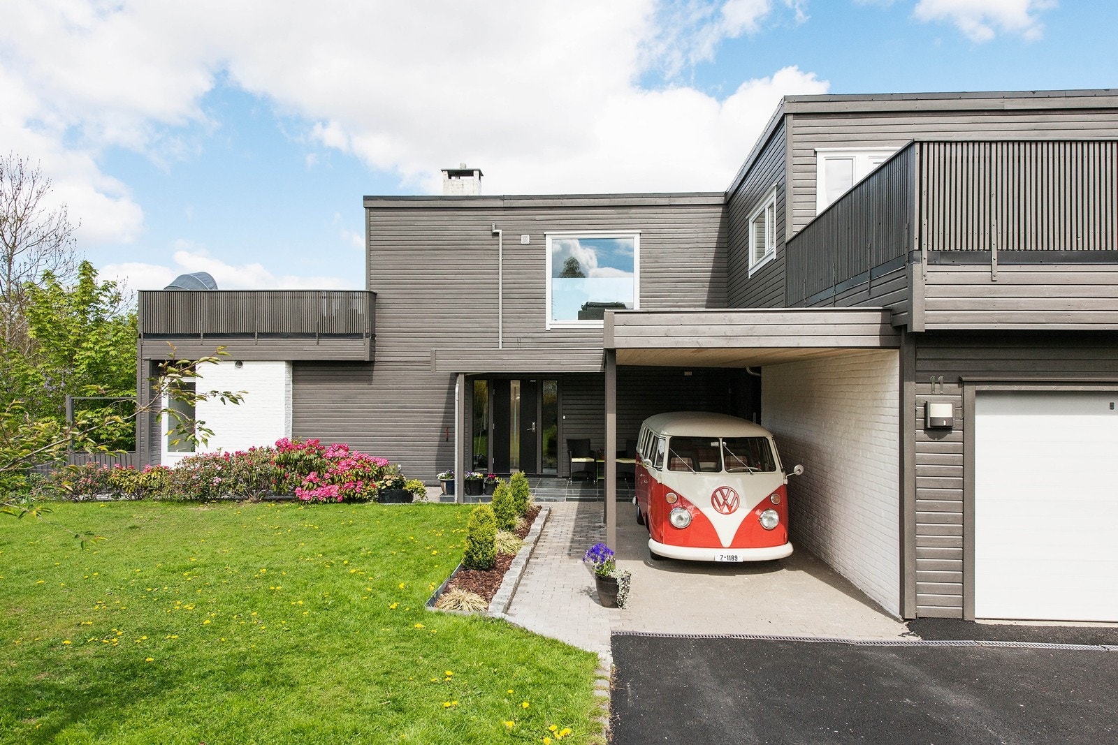 Meget pent og innbydende inngangsparti med carport Galleribilde