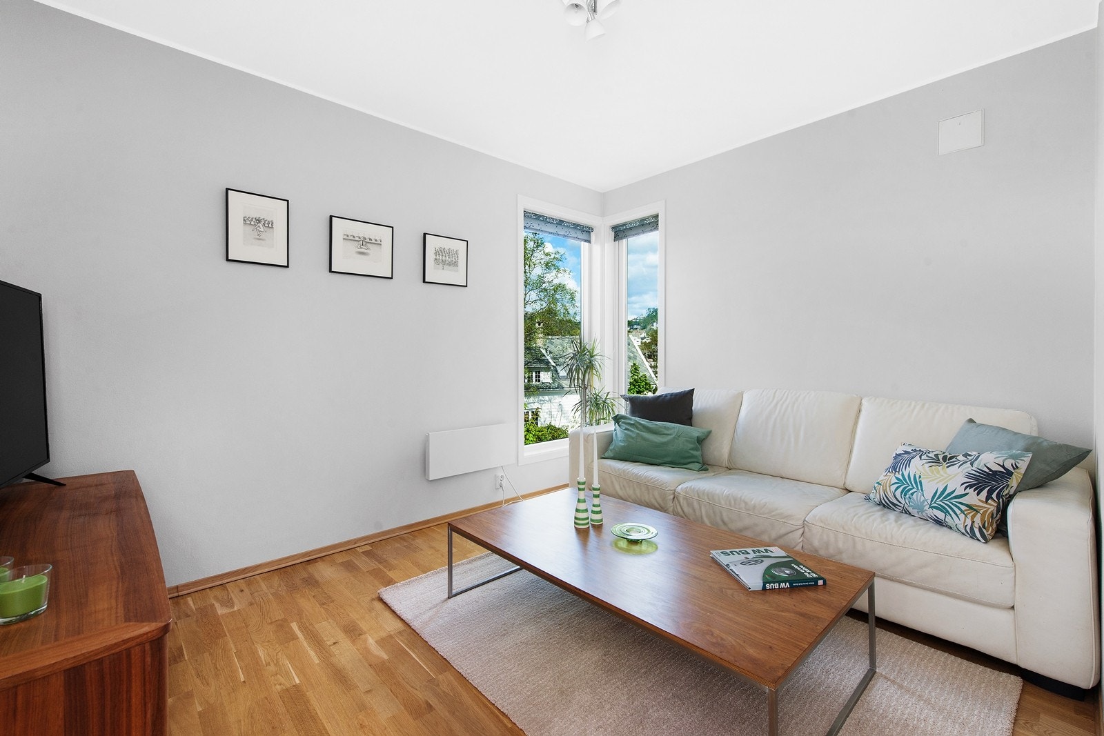 Praktisk og pent innredet TV-stue i 3. etasje Galleribilde