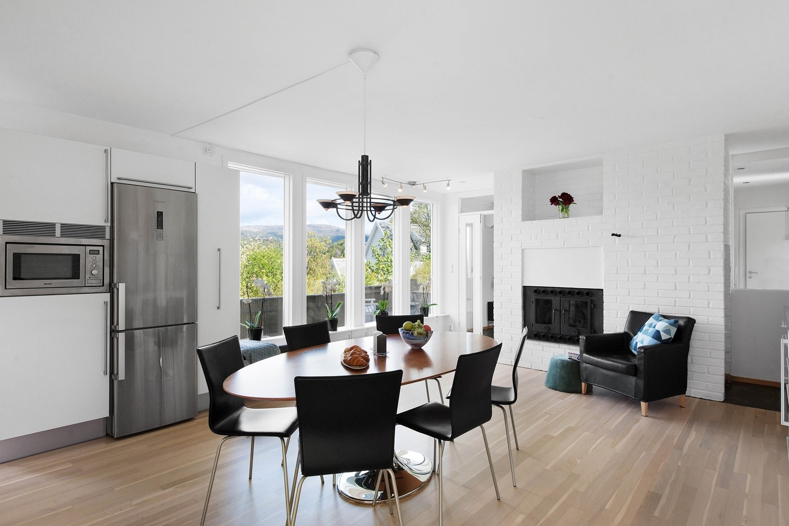 Kjøkkenet er av god størrelse med store vindusflater og peis - Nypusset gulv mai 2019 - Utgang til hagen Galleribilde