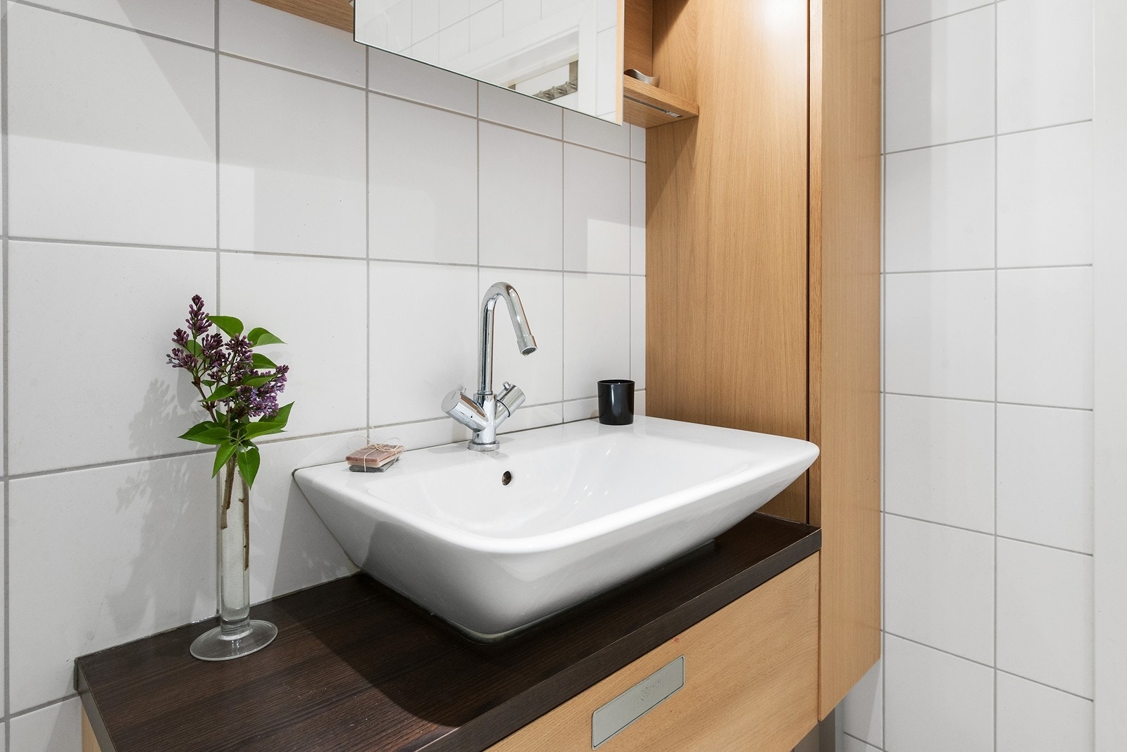 Pent helfliset bad i hoveddelen med badekar Galleribilde