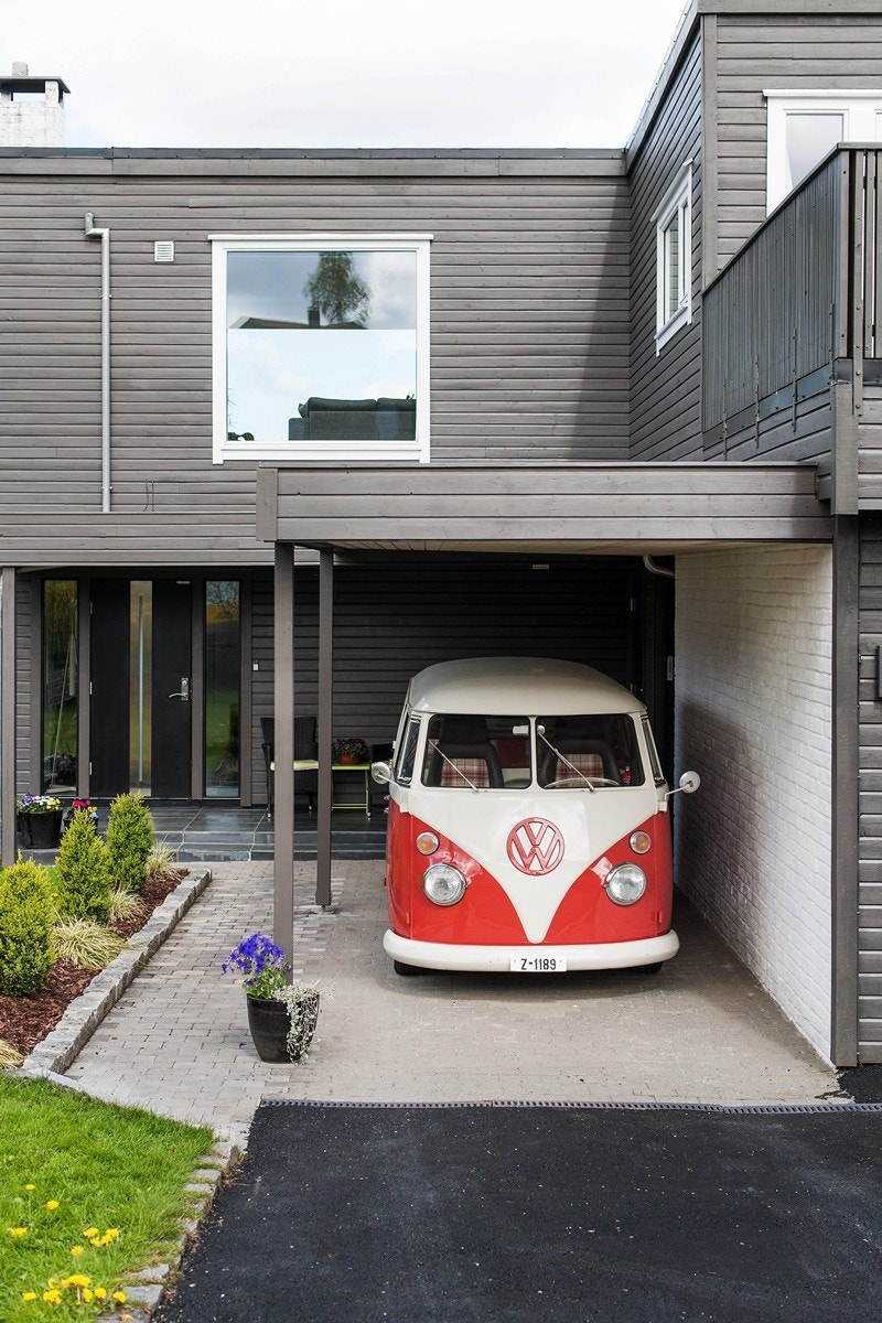 Meget pent og innbydende inngangsparti med carport Galleribilde