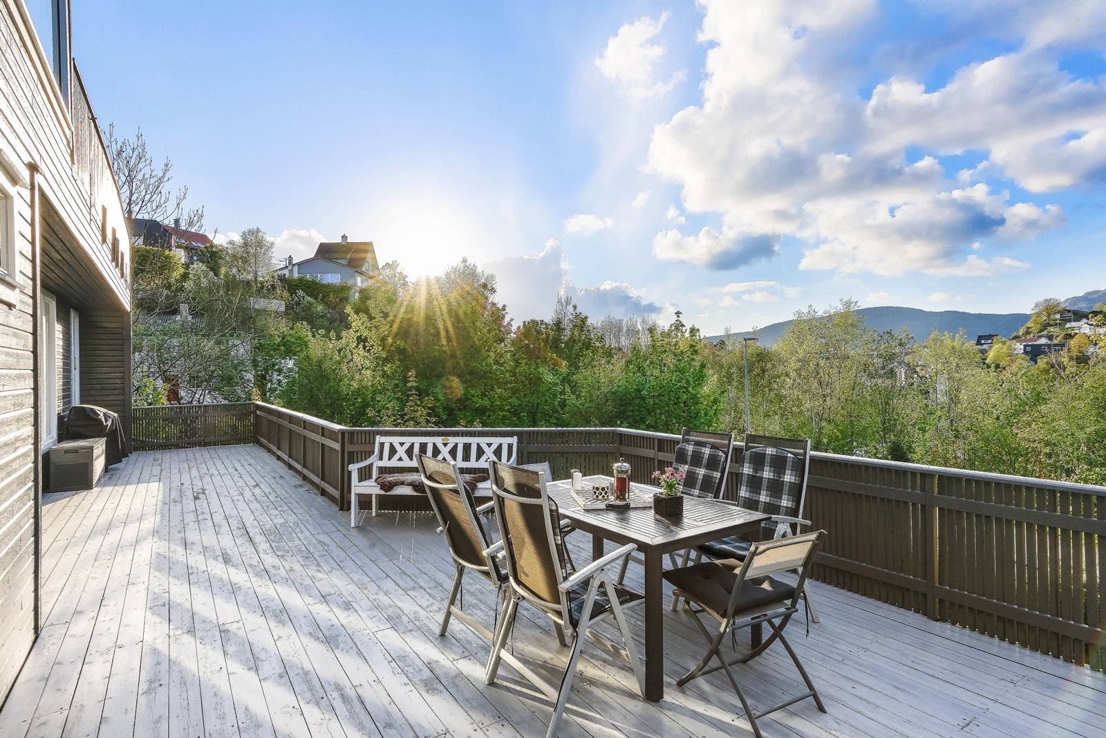 Solrik terrasse på baksiden av huset Galleribilde