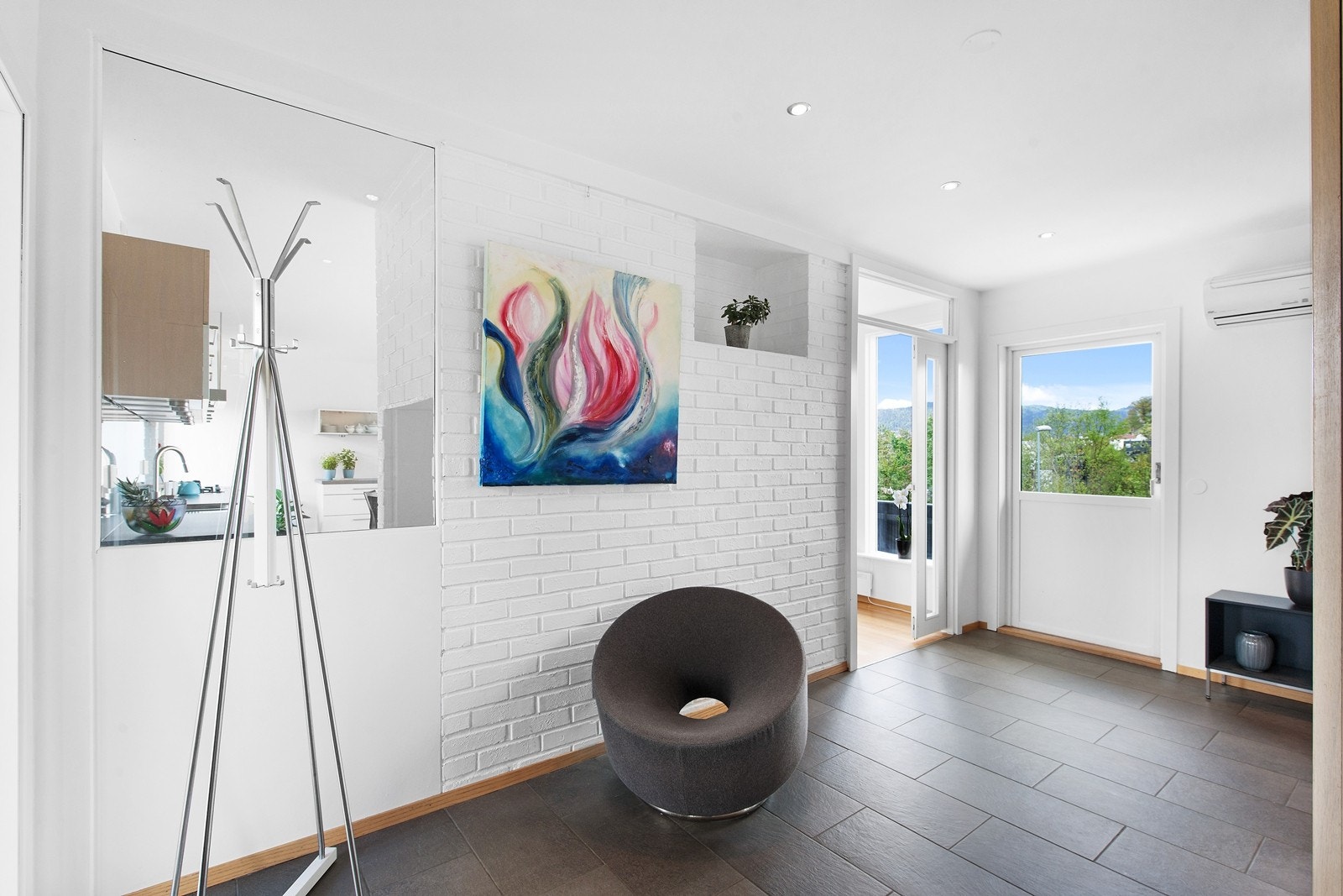 Åpen og romslig entré med fliser Galleribilde