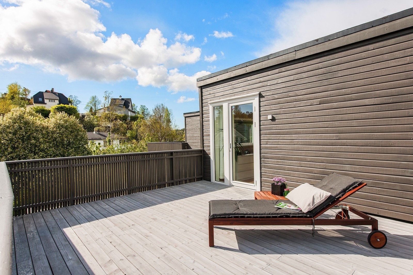 Fantastisk takterrasse over garasjen med flotte solforhold Galleribilde