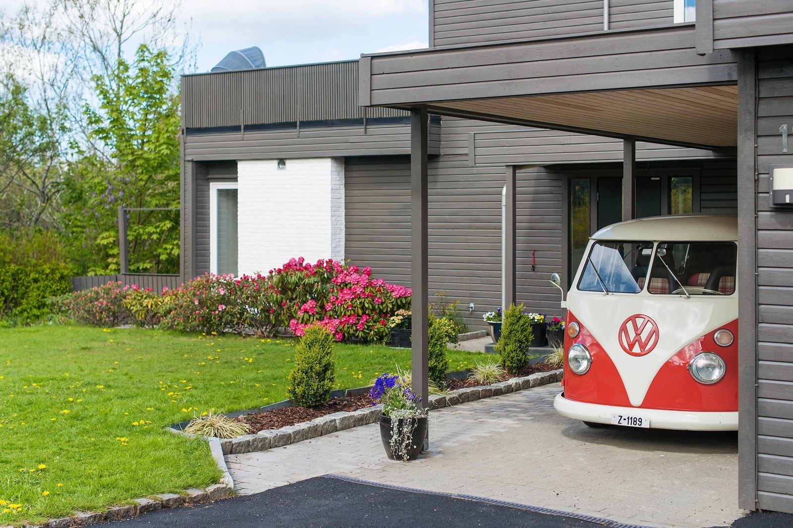 Meget pent og innbydende inngangsparti med carport Galleribilde