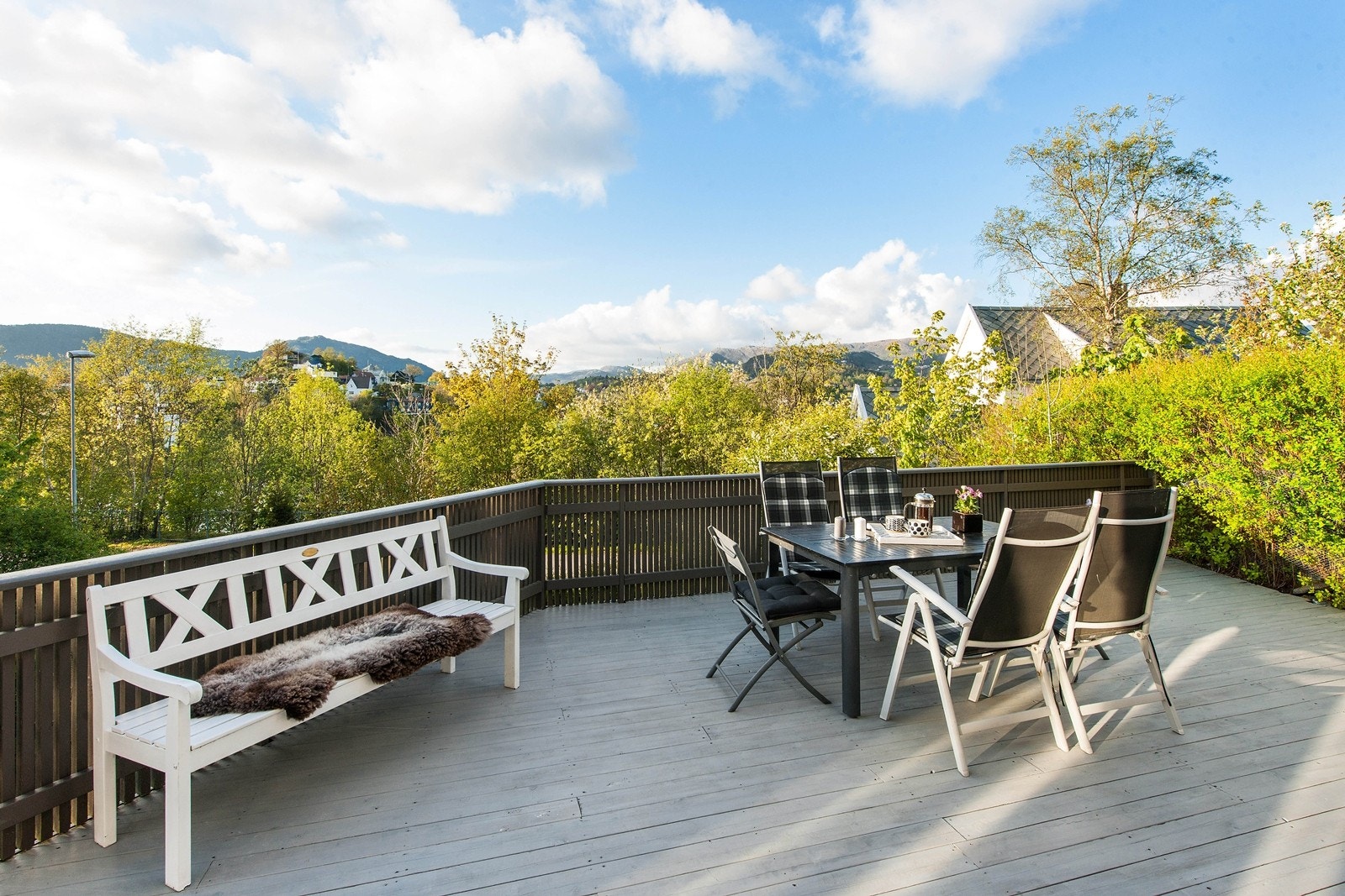 Solrik terrasse på baksiden av huset Galleribilde