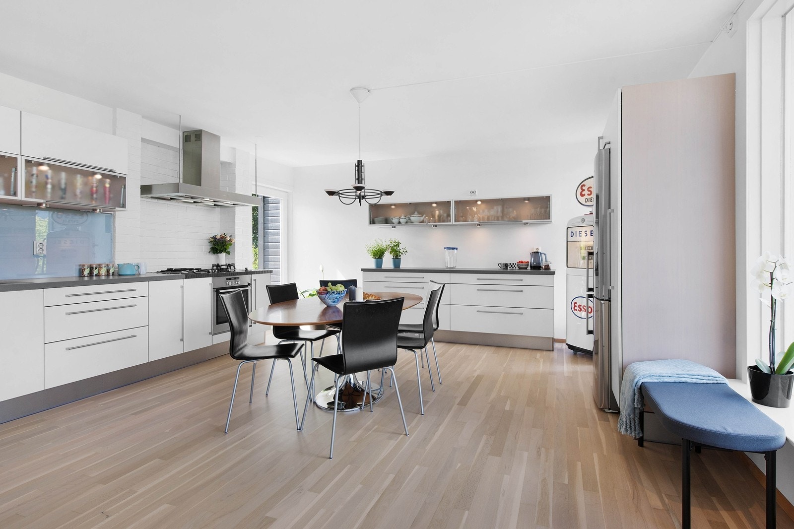 Kjøkkenet er av god størrelse med store vindusflater og peis - Nypusset gulv mai 2019 - Utgang til hagen Galleribilde