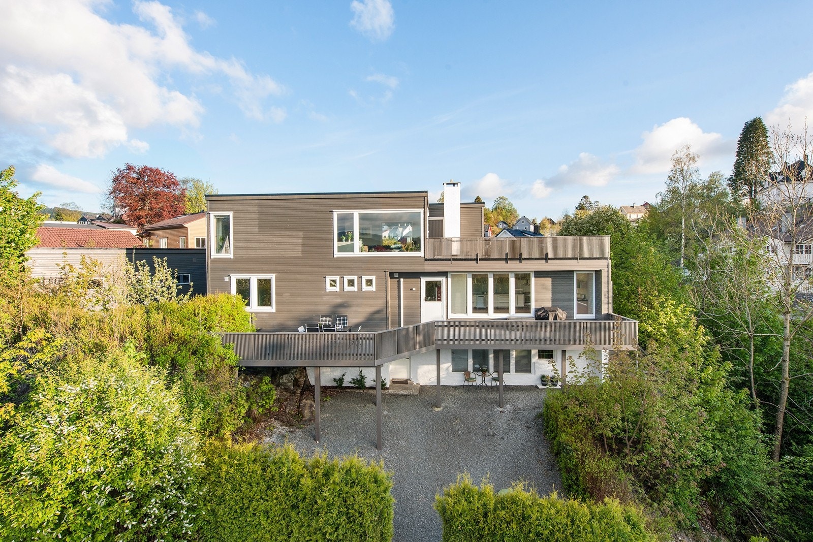 Baksiden av fasaden med blant annet inngang til utleiedelen Galleribilde