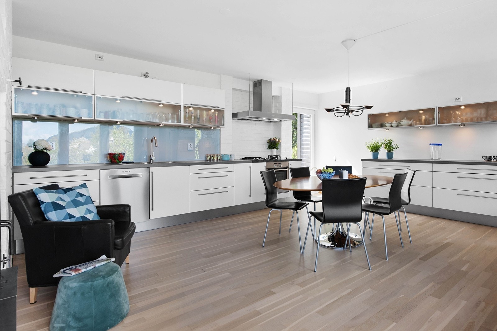 Kjøkkenet er av god størrelse med store vindusflater og peis - Nypusset gulv mai 2019 - Utgang til hagen Galleribilde