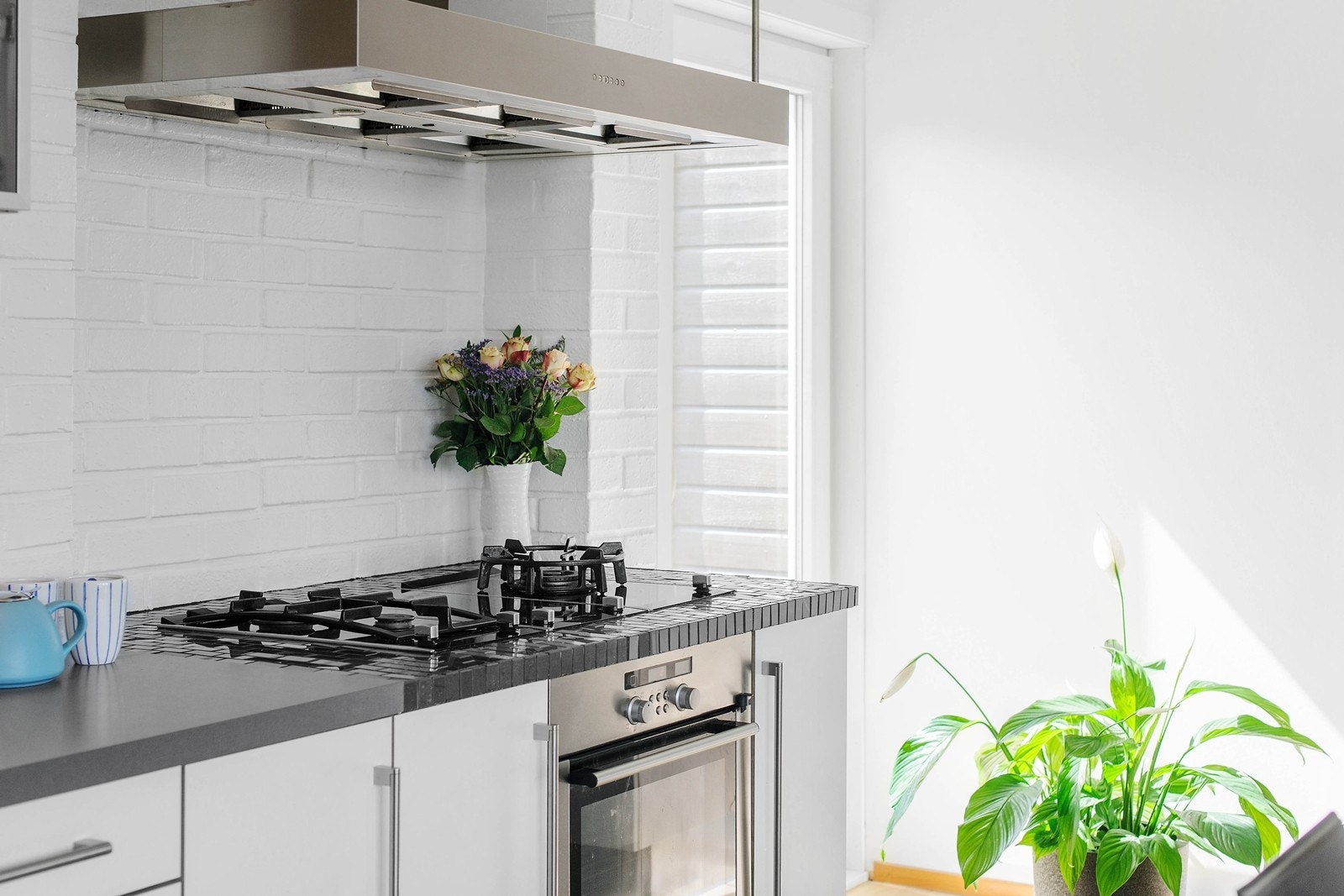 Kjøkkenet er av god størrelse med store vindusflater og peis - Utgang til hagen Galleribilde