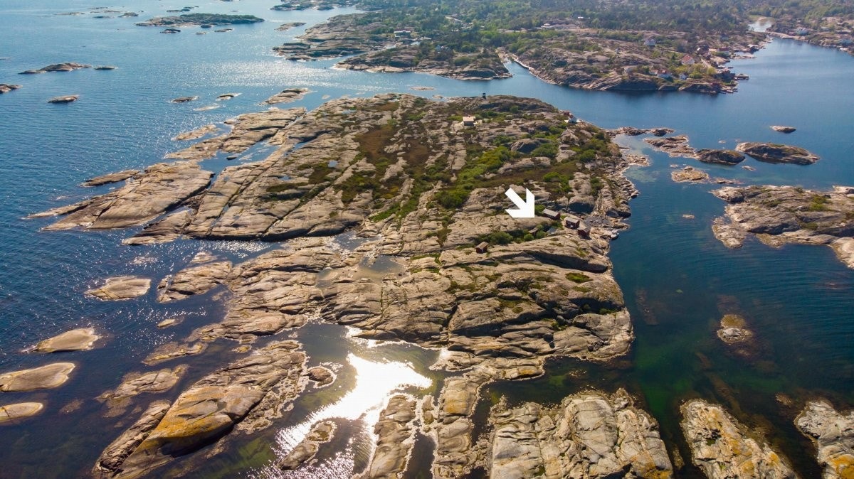Styrmannsholmen er en skjærgårdsperle . Du finner den ved å tøffe utover Kragerøfjorden, rundt Rapetangen og i retning Risør, til du kommer til Kragerøs mest populære utfartsmål, Portør. Galleribilde