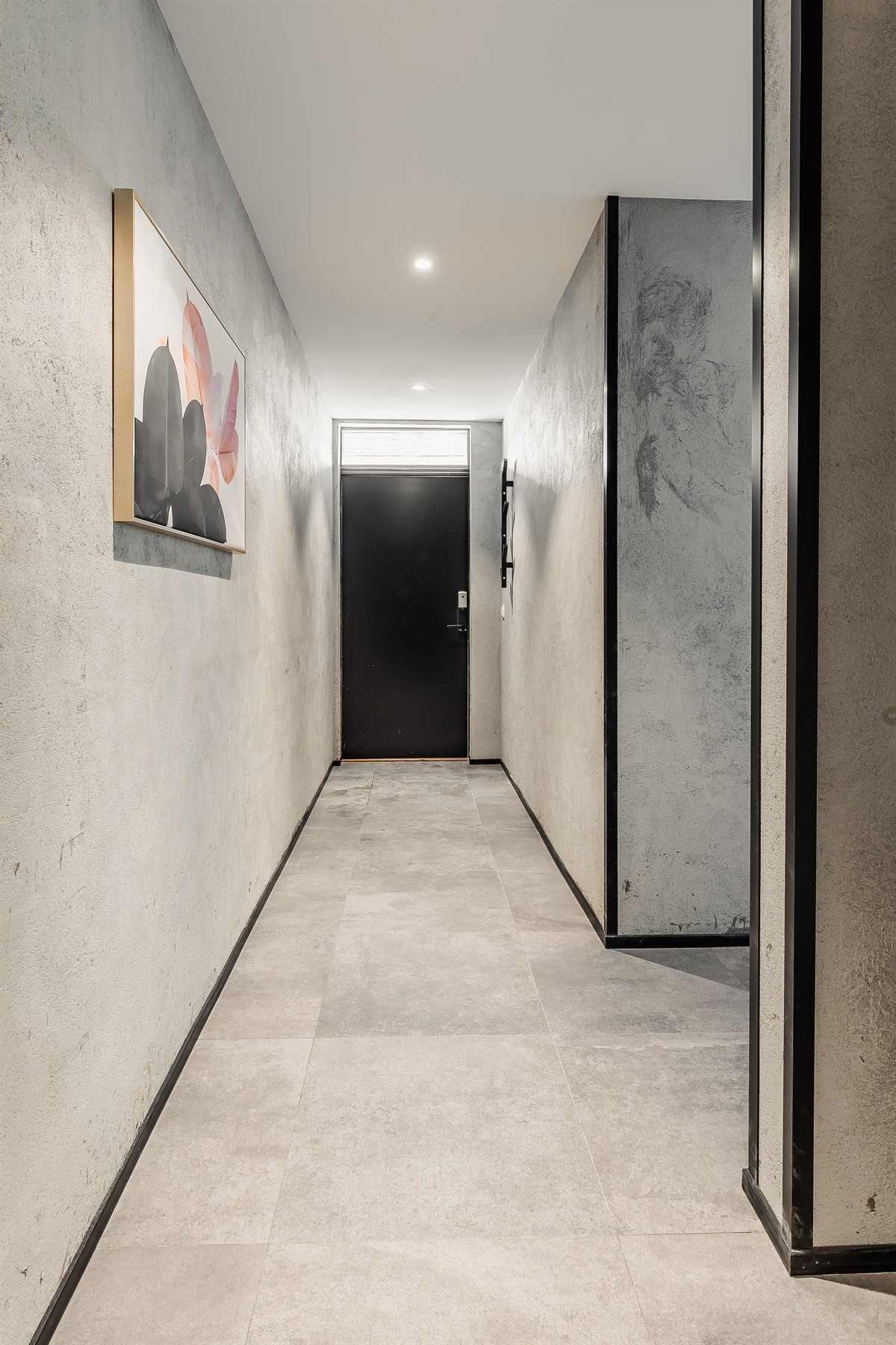 Fortsettelse av gang, lyst tak og downlights