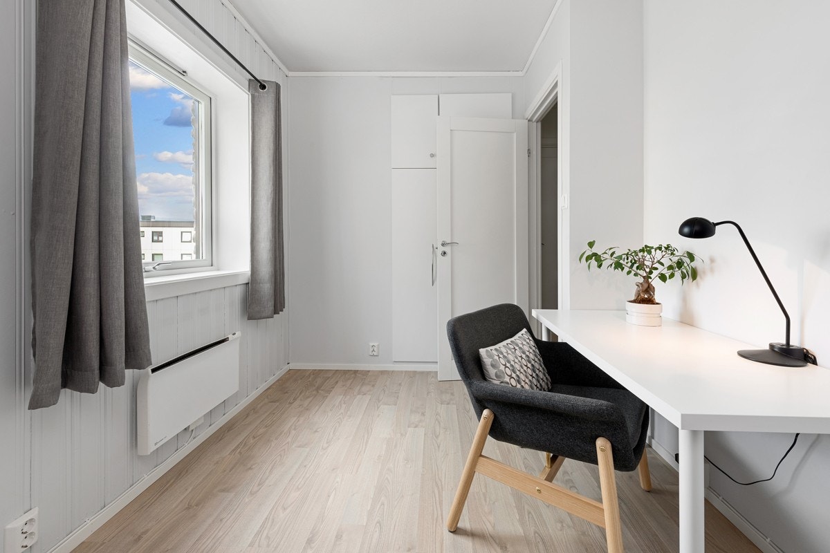 Soverom 2. Soverommet er lyst og trivelig med et plassbygget garderobeskap. Galleribilde