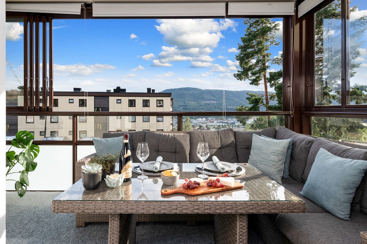 Balkongen er innglasset med en nydelig utsikt. Galleribilde