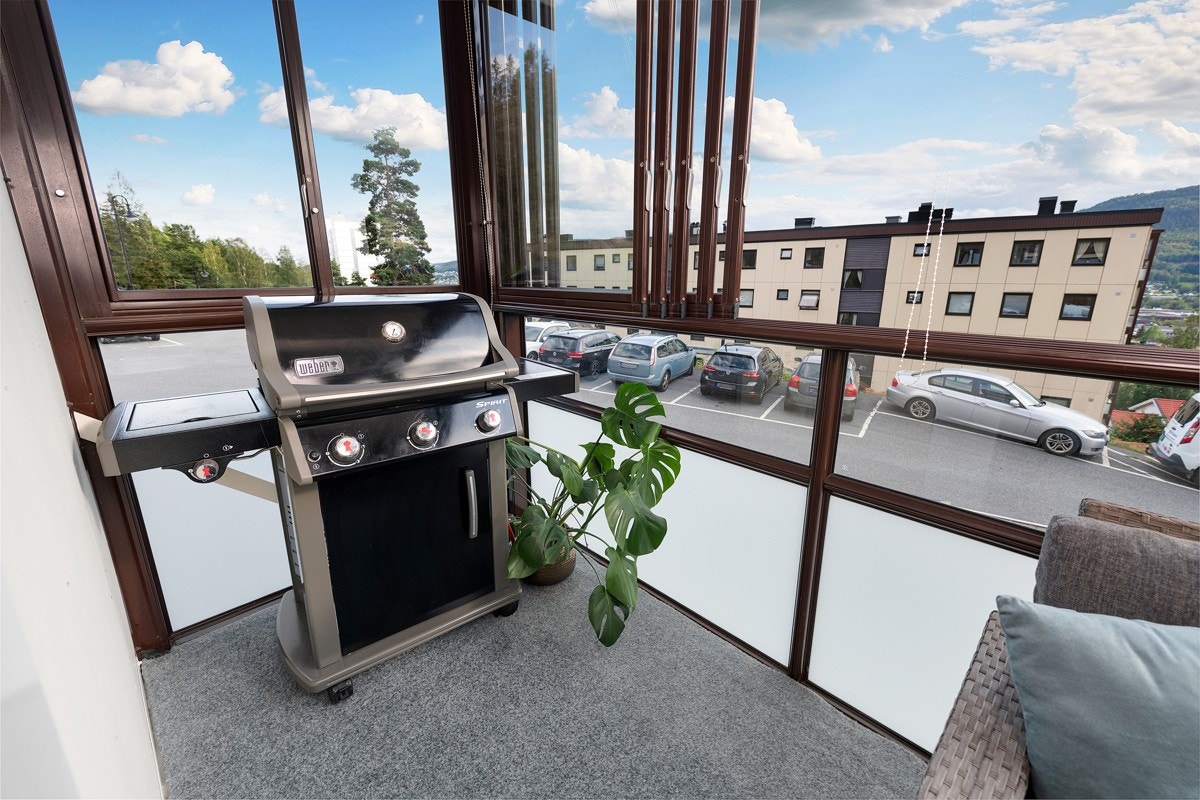 Uteplassen innbyr til hyggelige grillmiddager. Galleribilde