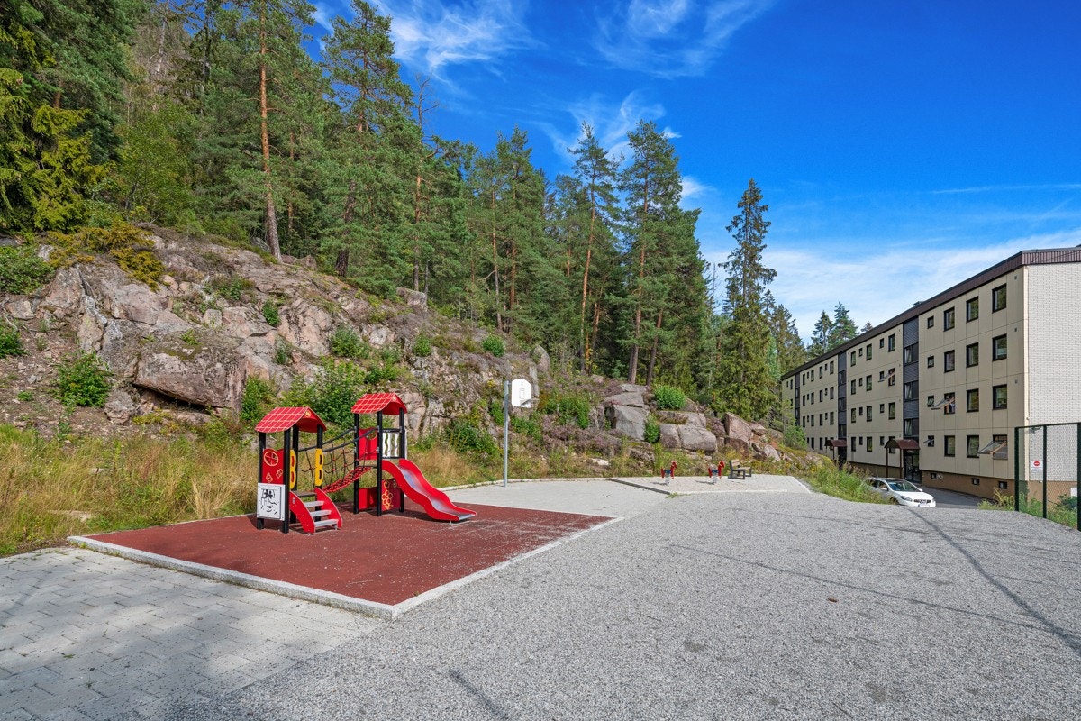 Borettslagets fellestomt er nylig oppgradert med bl.a. ny, flott lekeplass. Galleribilde