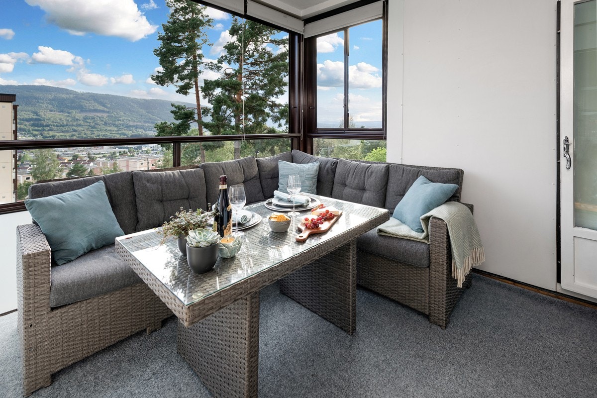 På balkongen er det sol store deler av dagen og kvelden. Galleribilde