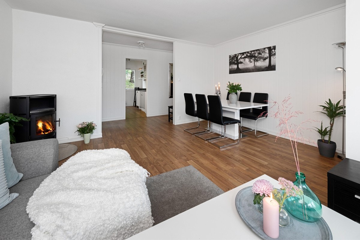 Leiligheten har god plass til et spisebord i stuen. Galleribilde