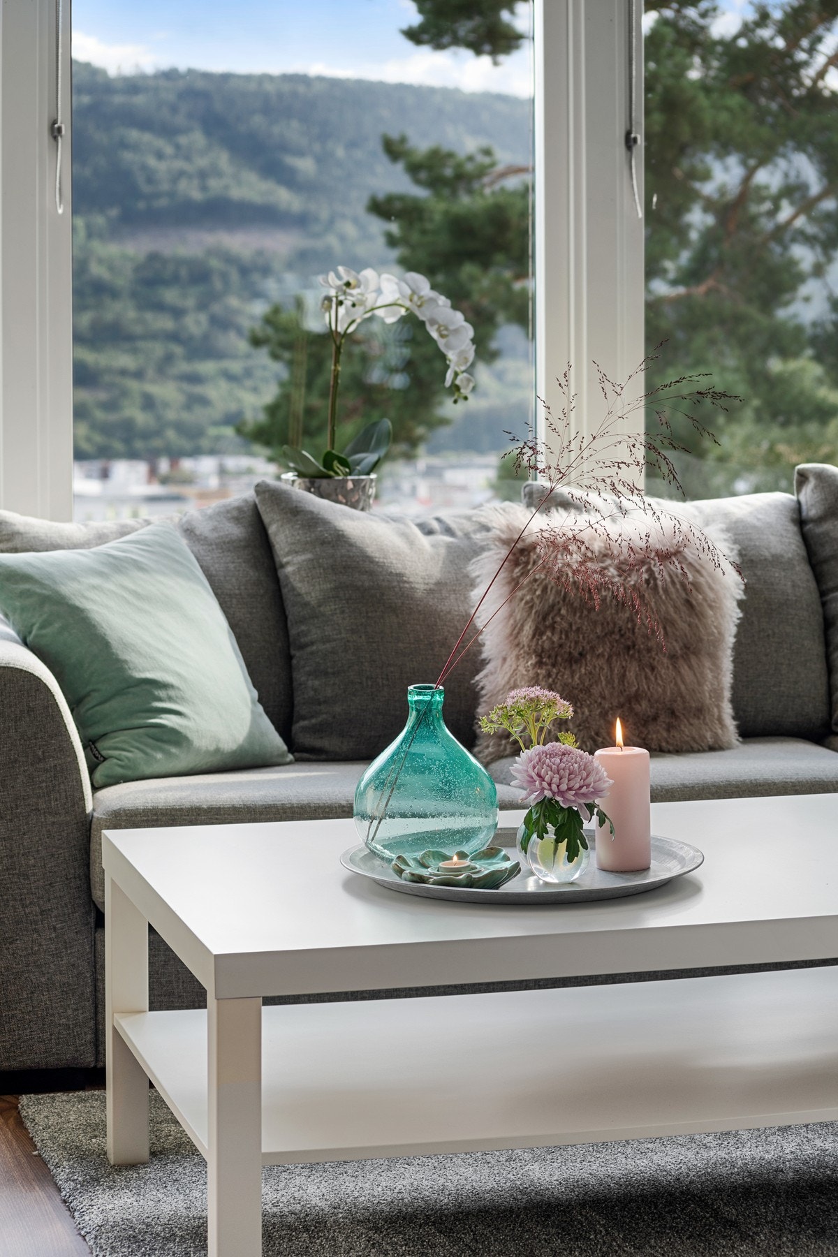 De store vinduene ivaretar den strålende utsikten. Galleribilde