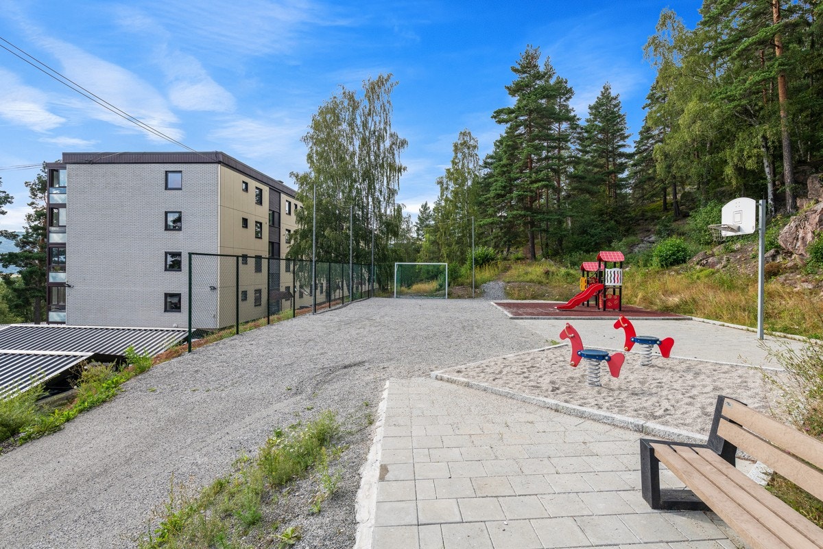 Åssiden har et godt busstilbud med hyppige avganger til Drammen sentrum. Nærmeste holdeplass er Bera nedre som ligger like utenfor døra. Tog fra Drammen stasjon til Oslo går ca. fire ganger i timen. Galleribilde