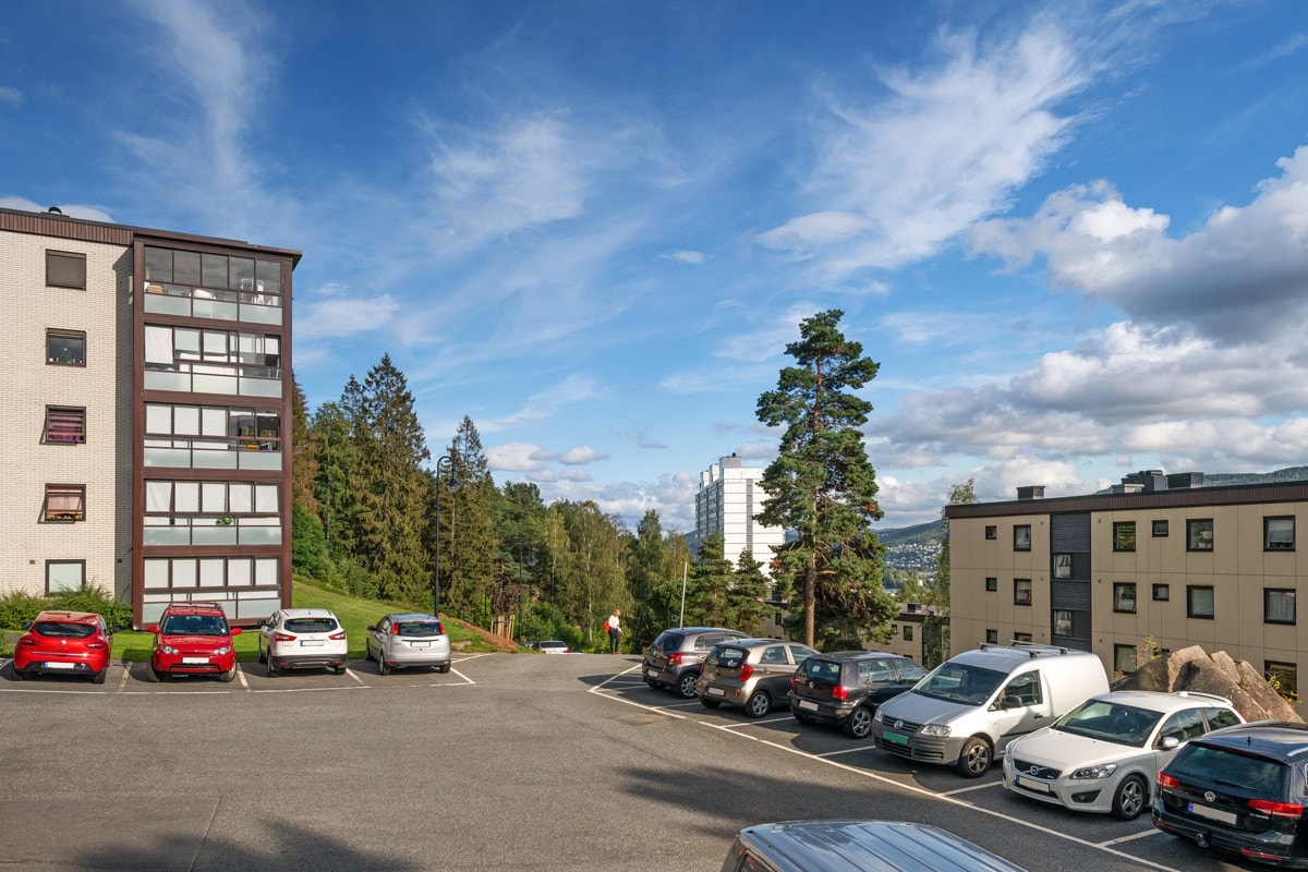 Det er mulighet for parkering på en felles, asfaltert parkeringsplass. Galleribilde