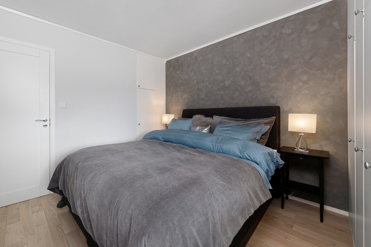 Soverommet har en plassbygget garderobe. Galleribilde