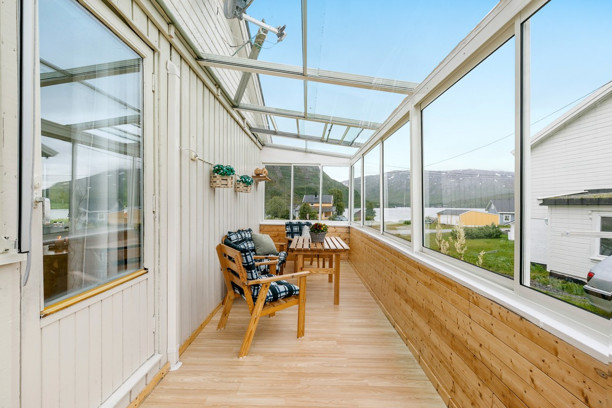 Innglasset balkong i forbindelse med stue