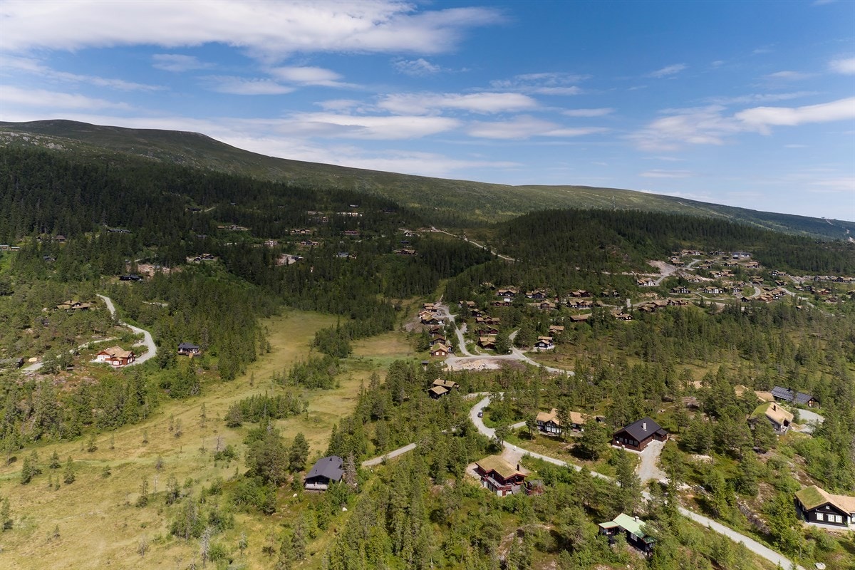 Denne koselige fritidsboligen kan blir ditt nye favorittsted for lange vinterhelger, påske, sommerferier og, vel, de fleste anledninger. Det er kjørevei helt frem, noe som gjør det enkelt å ta en helgetur, og hytta har både strøm, vann og avløp. Galleribilde
