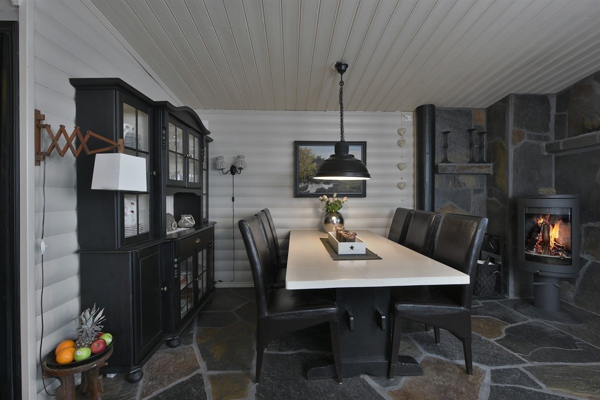 En moderne, stemningsfull peisovn sørger for ekstra varme og hygge. Galleribilde