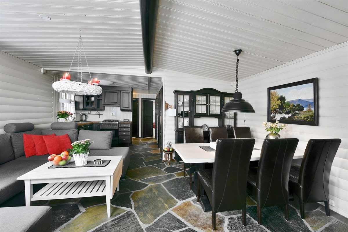 Rommet fremstår som selve hjertet i boligen - et koselig samlingssted for familie og venner. Galleribilde