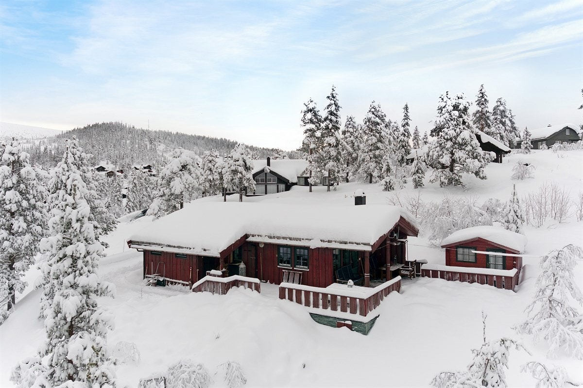 Eiendommen ligger ca. 800 meter over havet - et idyllisk pusterom i et rolig hyttefelt, samtidig som det er kort vei til Norefjell skisenter. Galleribilde