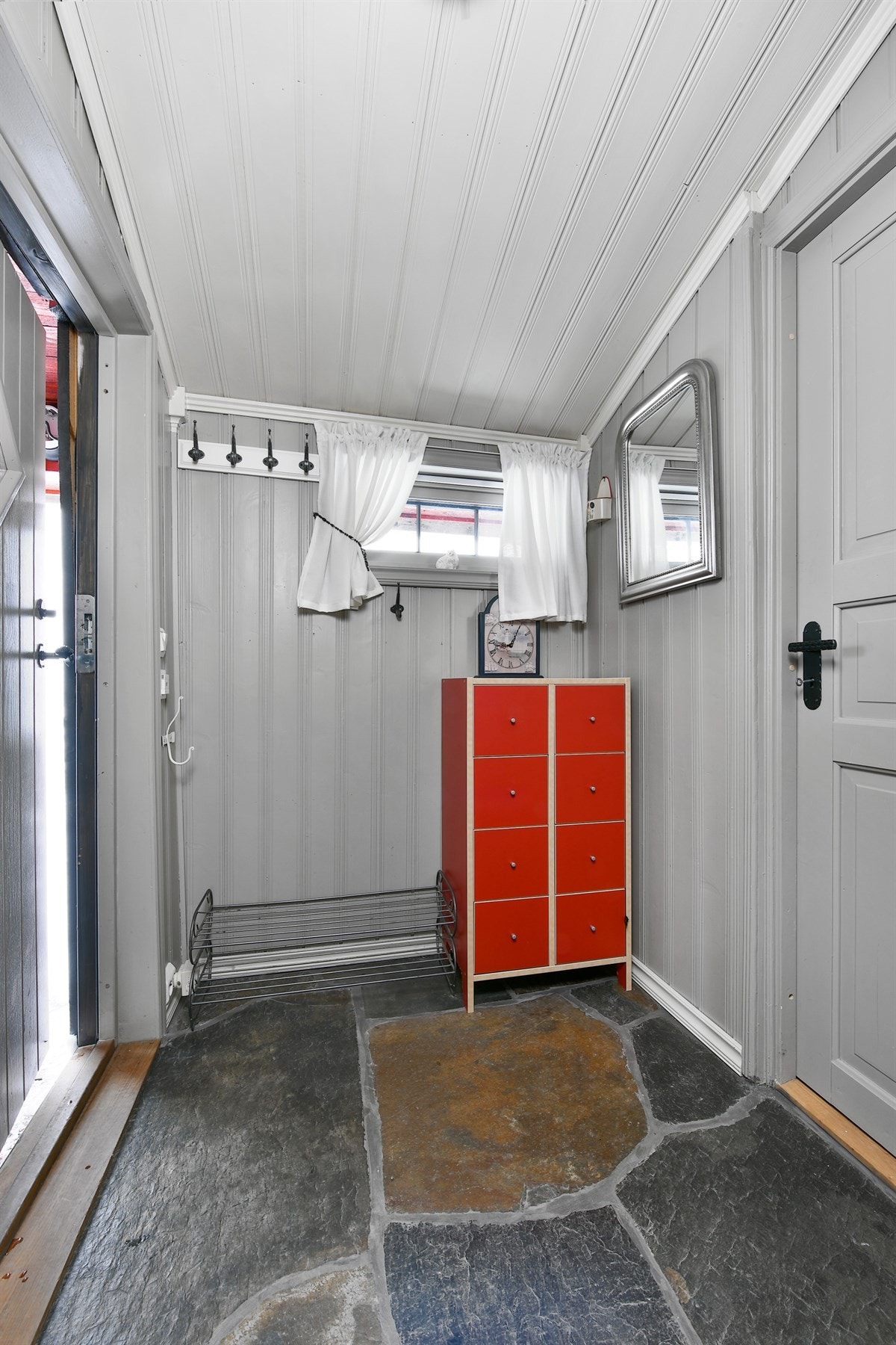 Rommet har direkte tilgang til en bod med vindu, et rom som nå er innredet som soverom. Galleribilde