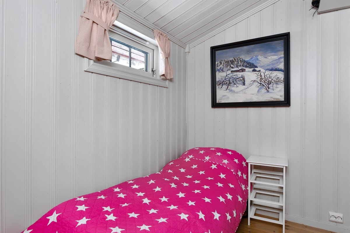 Nåværende eier har innredet og brukt en bod med vindu som soverom 3. Galleribilde