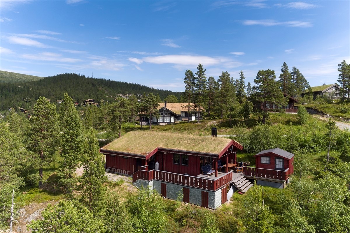 Privatmegleren ved John Granly Steen og Magnus Landgraff har gleden av å presentere denne koselige hytta beliggende på Norefjell Vest fra 2007 med innlagt strøm, vann og solrike uteområder i nydelige omgivelser. Galleribilde