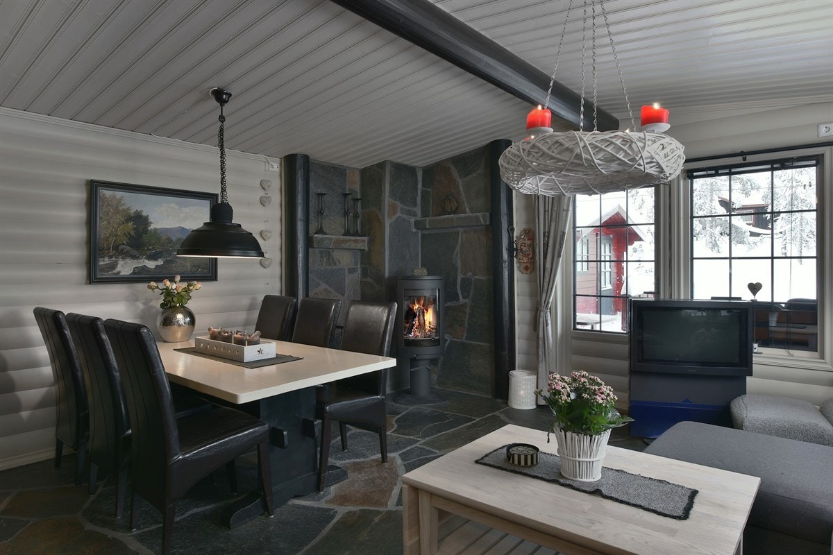 Stuen har god plass for både sofaløsning og spisebord, og fra stuen er det utgang til terrasse. Galleribilde