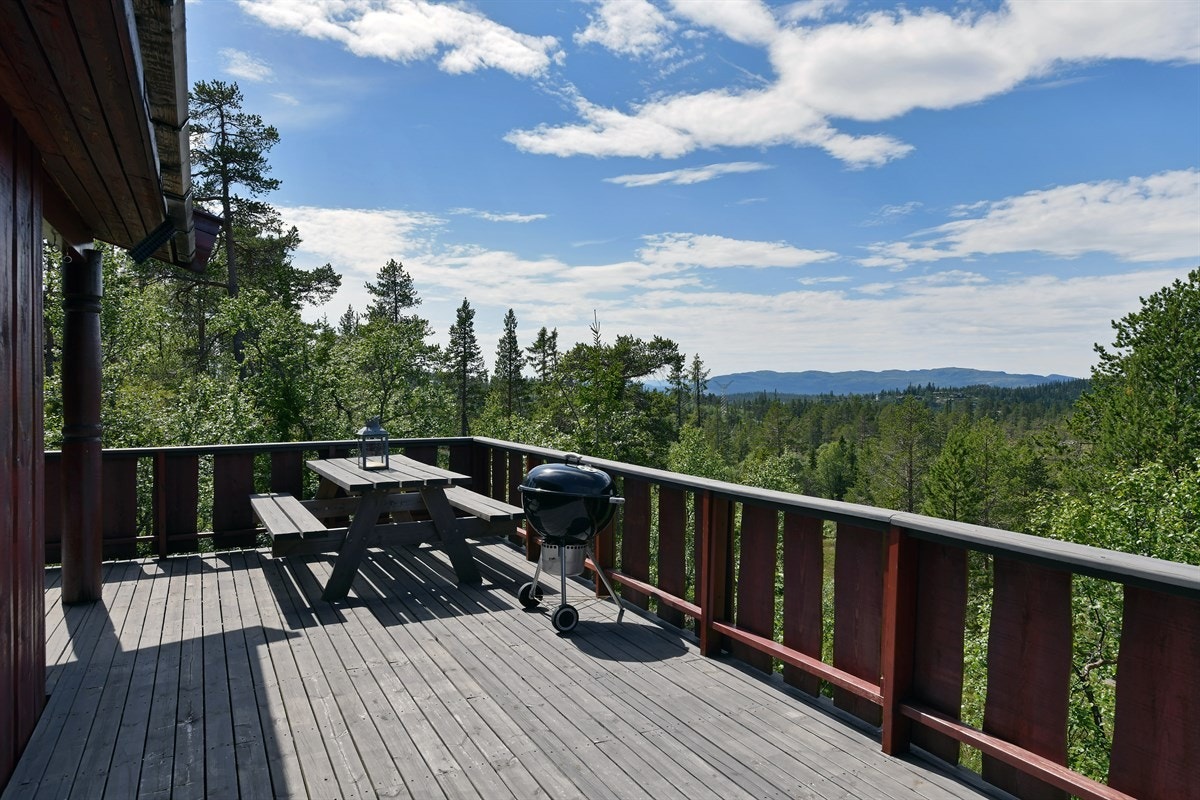 Terrassen har god plass for utemøbler, grill med mer, og her kan de nydelige omgivelsene nytes både sommer og vinter. Galleribilde