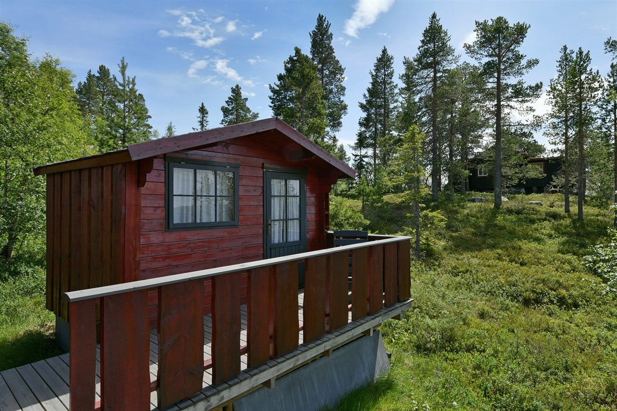 Utvendig bod i samme stil som hytta. Galleribilde