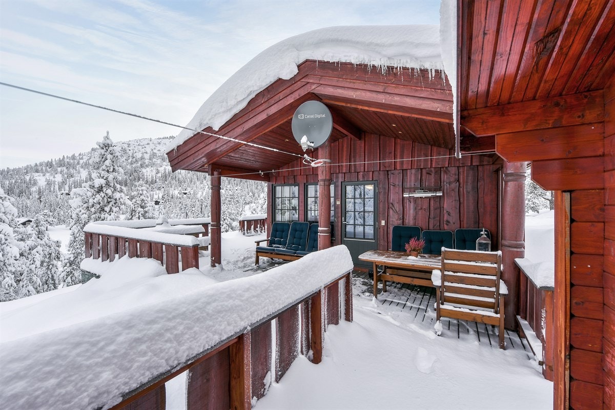 Terrassen har god plass for utemøbler, grill med mer, og her kan de nydelige omgivelsene nytes både sommer og vinter. Galleribilde