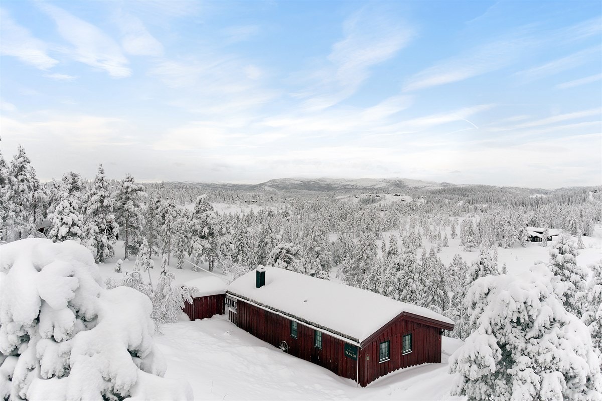 Eiendommen ligger ca. 800 meter over havet - et idyllisk pusterom i et rolig hyttefelt, samtidig som det er kort vei til Norefjell skisenter. Galleribilde