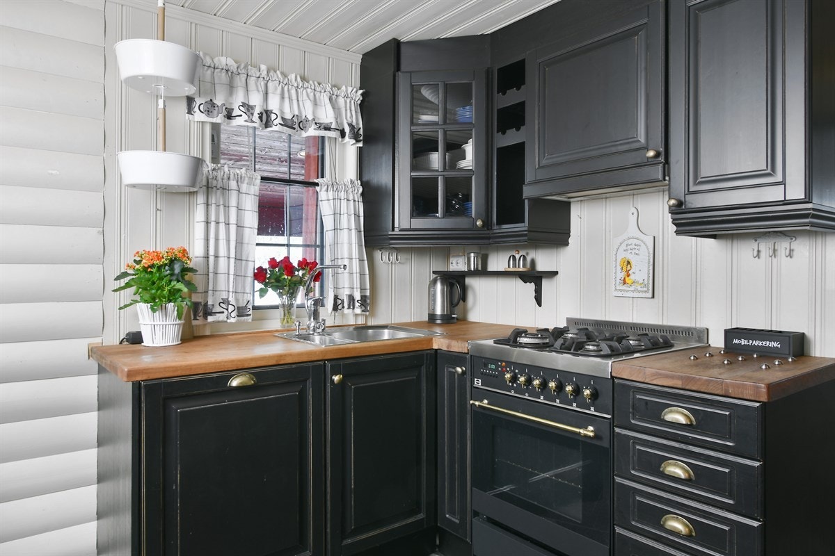 Kjøkkenet har ventilator, elektrisk komfyr, gasstopp og oppvaskmaskin. Kjøleskapet er plassert på vaskerom. Galleribilde