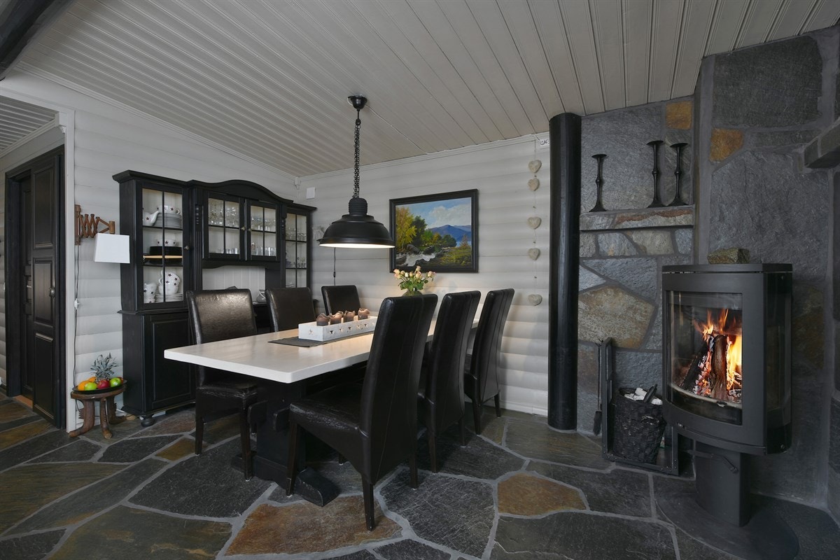 Gulvet har skiferfliser og gulvvarme, og pipa er kledd i matchende skifer. Galleribilde