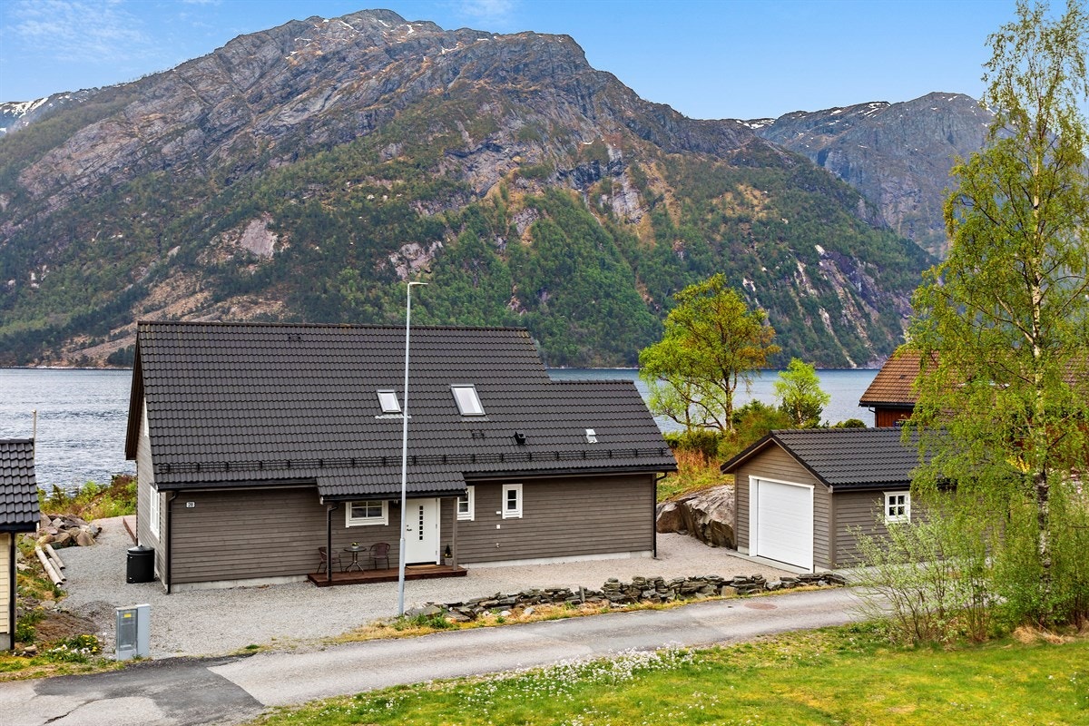 På eiendommen er det også garasje Galleribilde