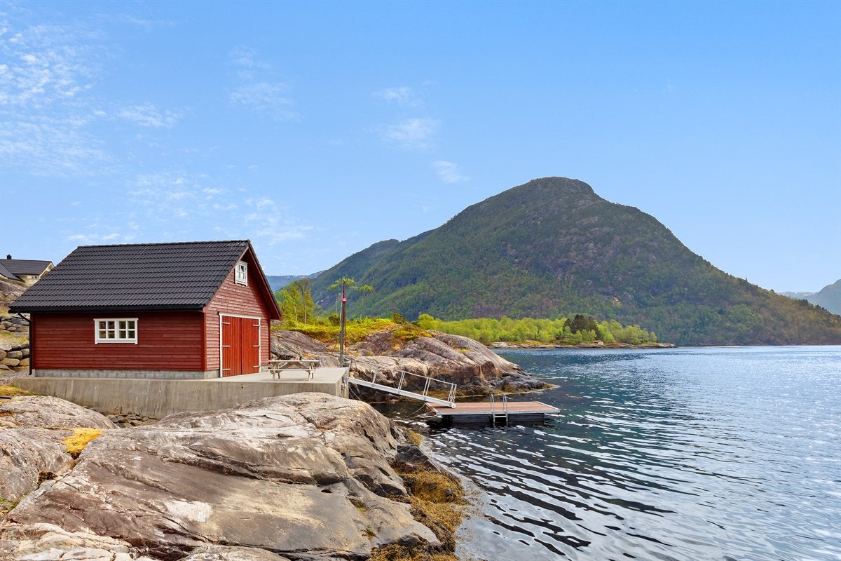 Tilhørende naust på 48 kvm - herfra kan man dra ut og fiske dagens middag Galleribilde