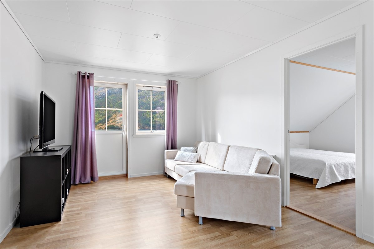 Koselig loftstue med god boltreplass, og utgang til altan Galleribilde