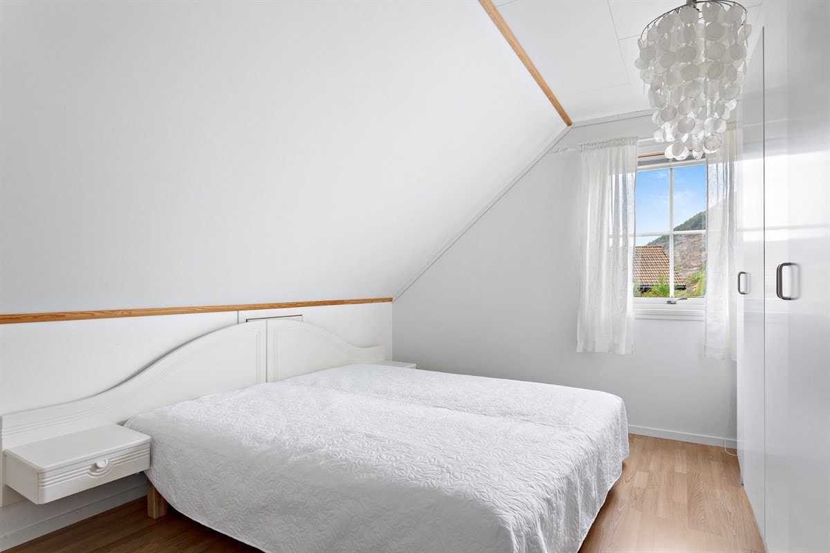 I boligens loftsetasje er fire lysmalte soverom Galleribilde