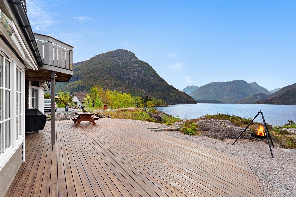 Foran boligen er en pen treterrasse med gode solforhold Galleribilde